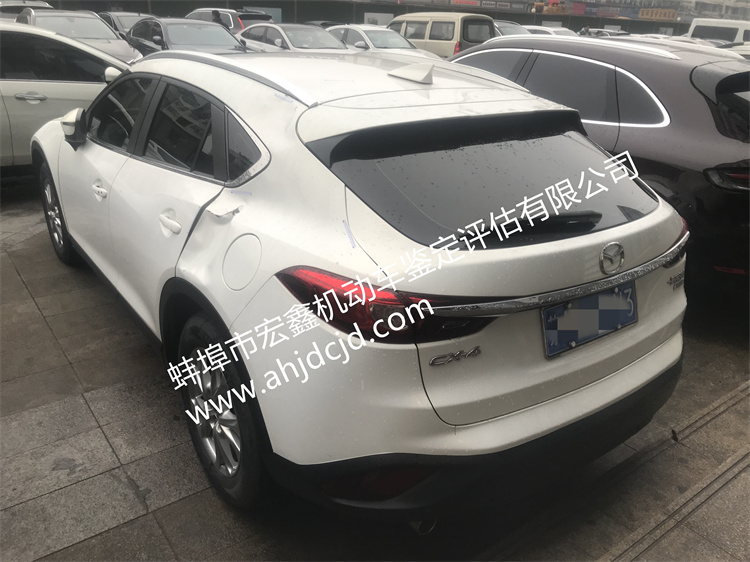 车辆停在有物业看管的停车场，被高空坠物砸坏，导致车辆损坏严重